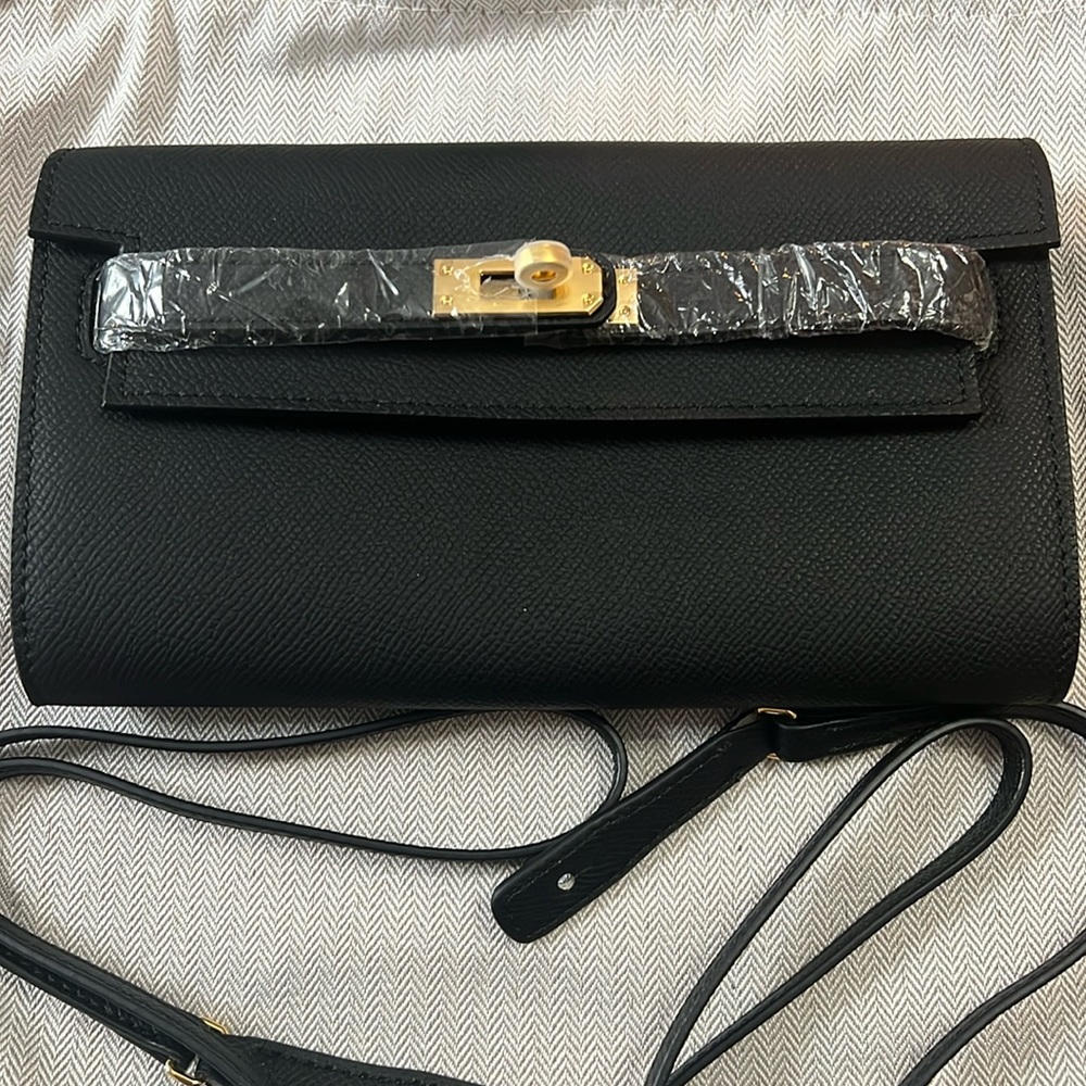 Kelly wallet with strap